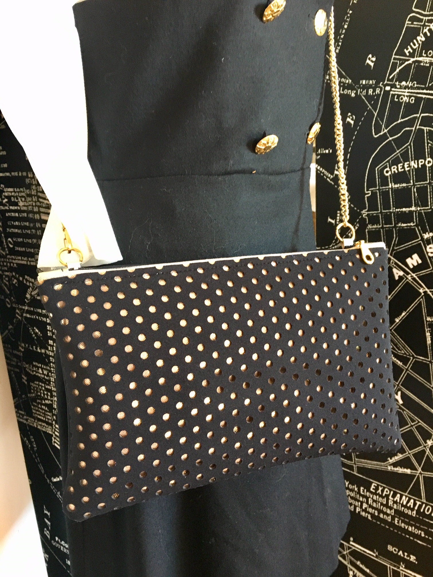 BORSA NERA NEOPRENE-Borsa Nera Neoprene Traforato Fondo Oro-Pochette Nera Oro-Borsa rettangolare a mano/spalla/tracolla regolabile