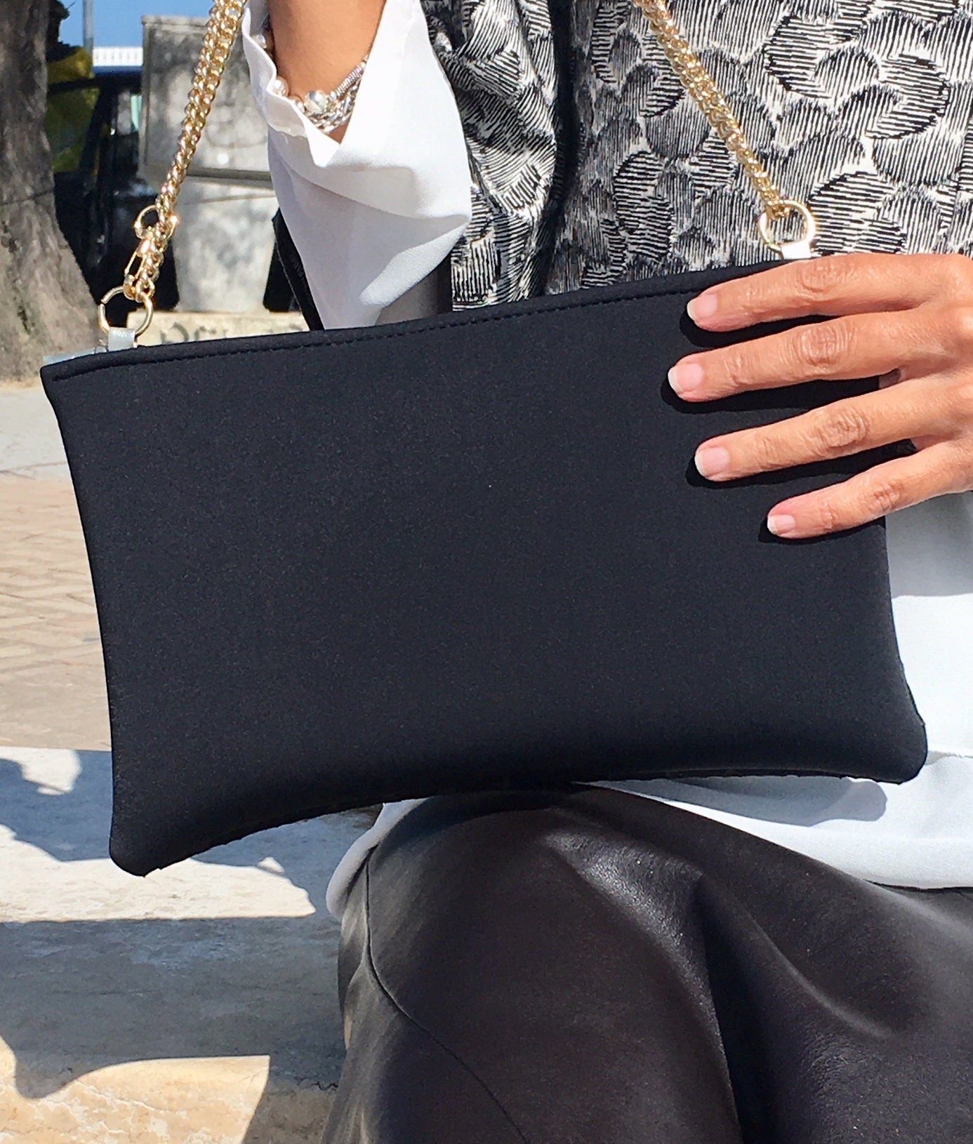 BORSA NERA NEOPRENE-Borsa Nera Neoprene Traforato Fondo Oro-Pochette Nera Oro-Borsa rettangolare a mano/spalla/tracolla regolabile